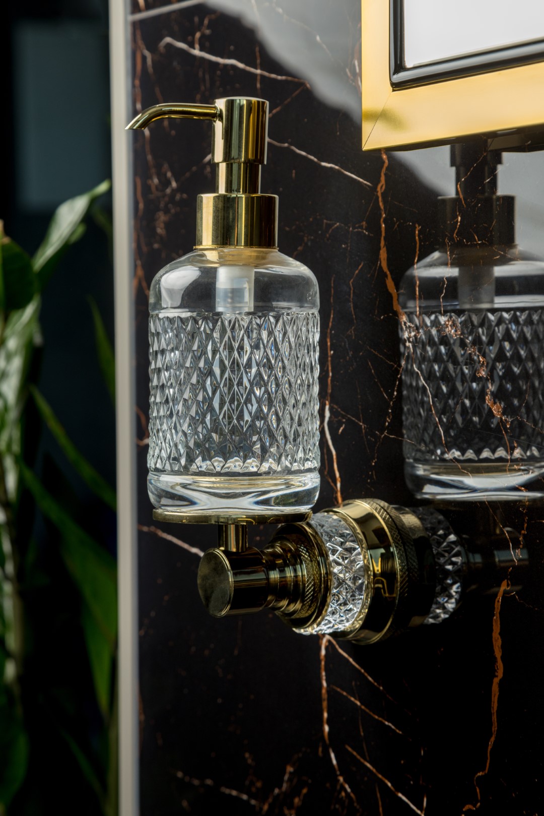 Дозатор настенный Boheme Aura 10247-G (золотой)