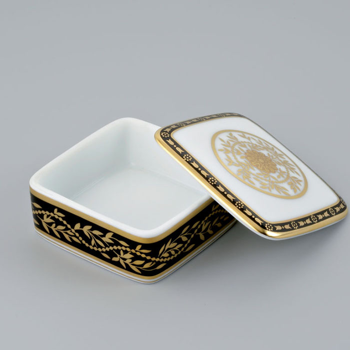 Коробка для таблеток фарфоровая с крышкой 5.5х5.5 см. THG Marquise noir decor Or A7F-A02-4617 (золотой, черный, белый)