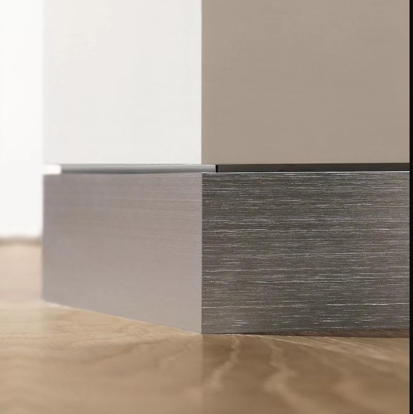 Плинтус Progress Profiles Proskirting Channel PKCHBS 55 2 м. (серебро), крацованный
