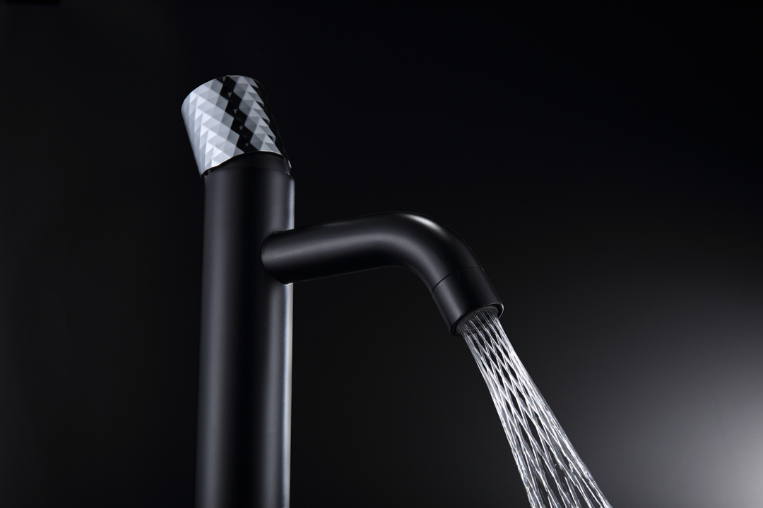 Смеситель для раковины Boheme Stick Diamond 121-BCR (хром, черный матовый), без донного клапана