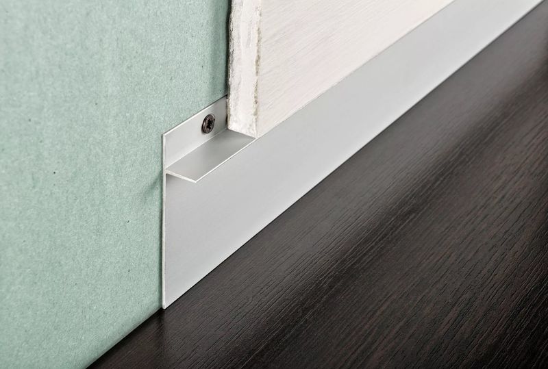 Плинтус Progress Profiles Proskirting Insert PKINSAA 60 2 м. (серебро), 