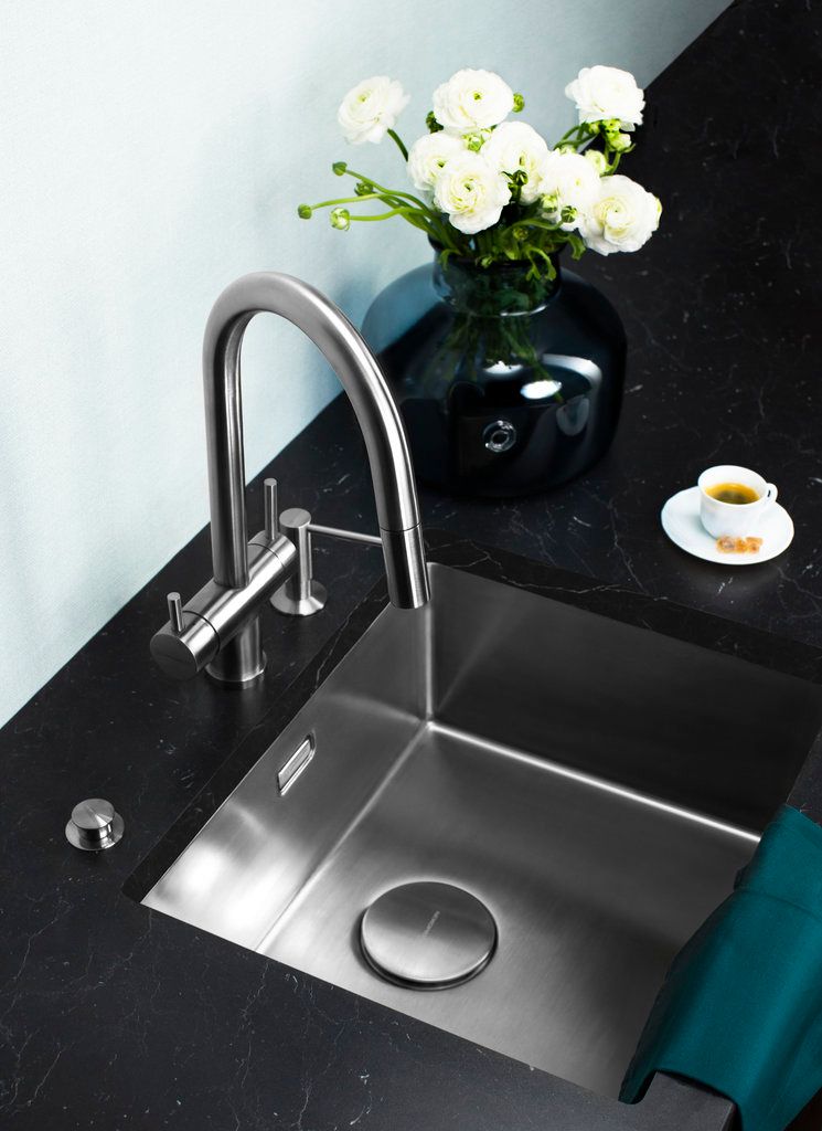 Смеситель для кухни Omoikiri Akita-S-BN 4994302 (нержавеющая сталь)